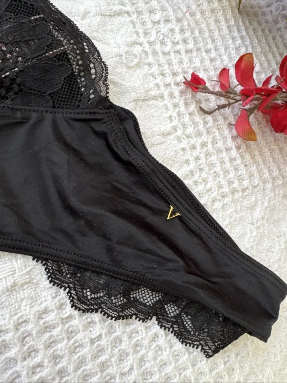VICTORIA'S SECRET L VERY SEXY BLACK SILKY LACE THONG PANTIES GOLD V SIDE NWT - Picture 3 of 7